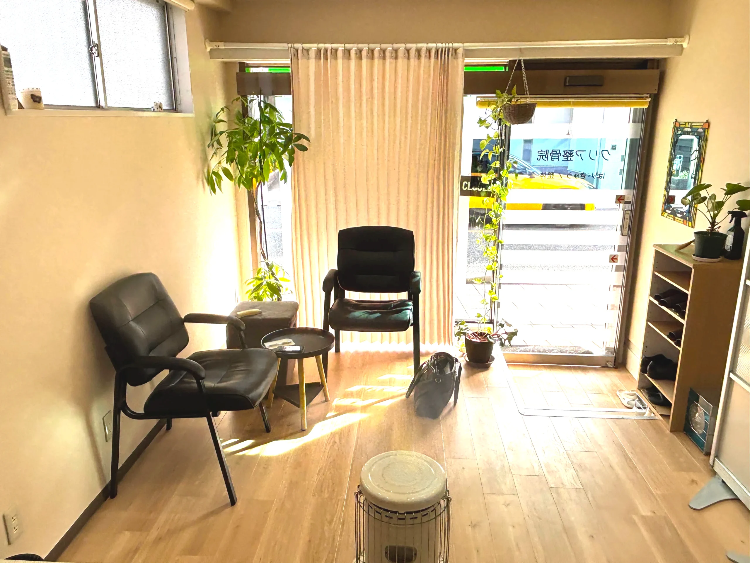 肩こり・腰痛の根本原因を特定する清潔な整体施術スペース