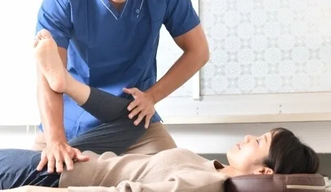 背骨の歪みは万病の元。整骨院で姿勢を整え、神経の働きを正常化させる骨格矯正カイロ